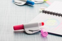 697280c Plastikowy zakreślacz z nożem do listów