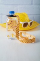 819271c Smycz z uchwytem na butelkę w kolorze czarnym