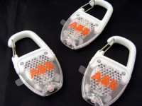 10425600f Odblaskowy karabińczyk z diodą LED
